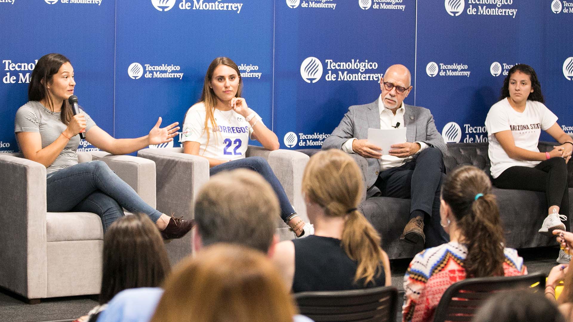 Las deportistas compartieron sus experiencias y opiniones con el público