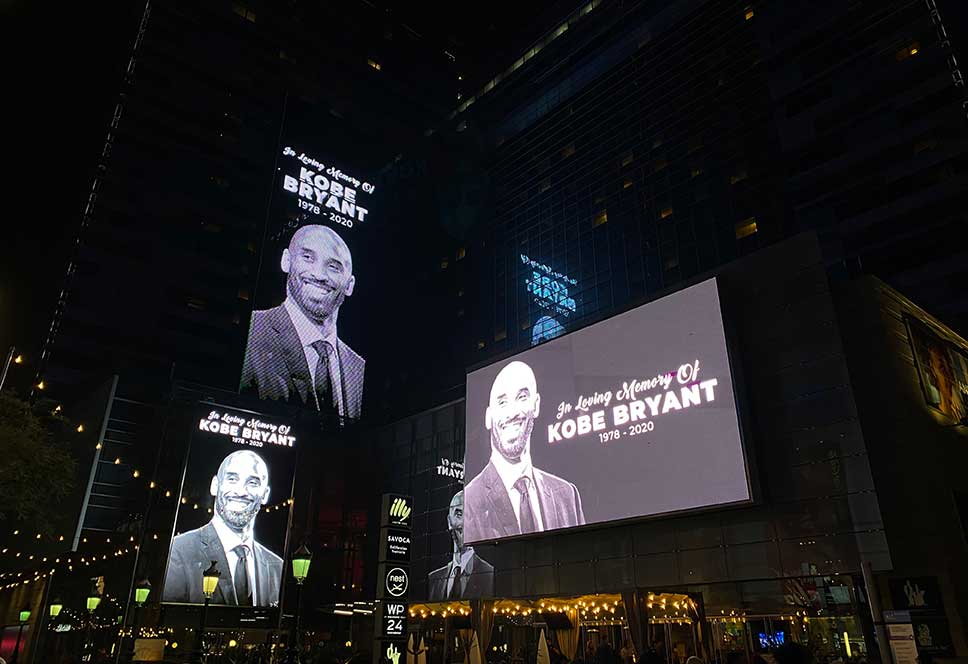 Pantallas mostrando a Kobe Bryant