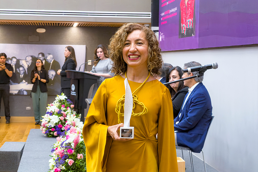 La profesora investigadora Paola Ricaurte Quijano, experta en ética de la IA, posando con su reconocimiento.