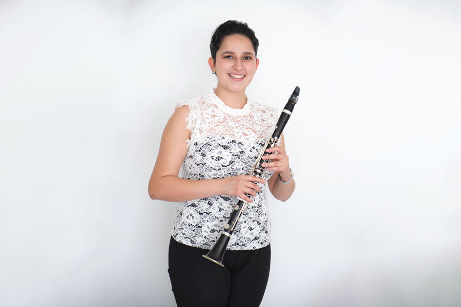 Paola posando junto a su clarinete.