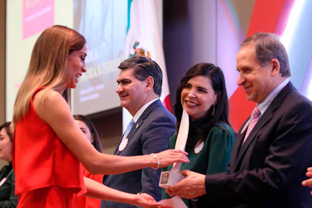 La velocista Paola Morán recibió el Premio Mujer Tec por sus logros deportivos.