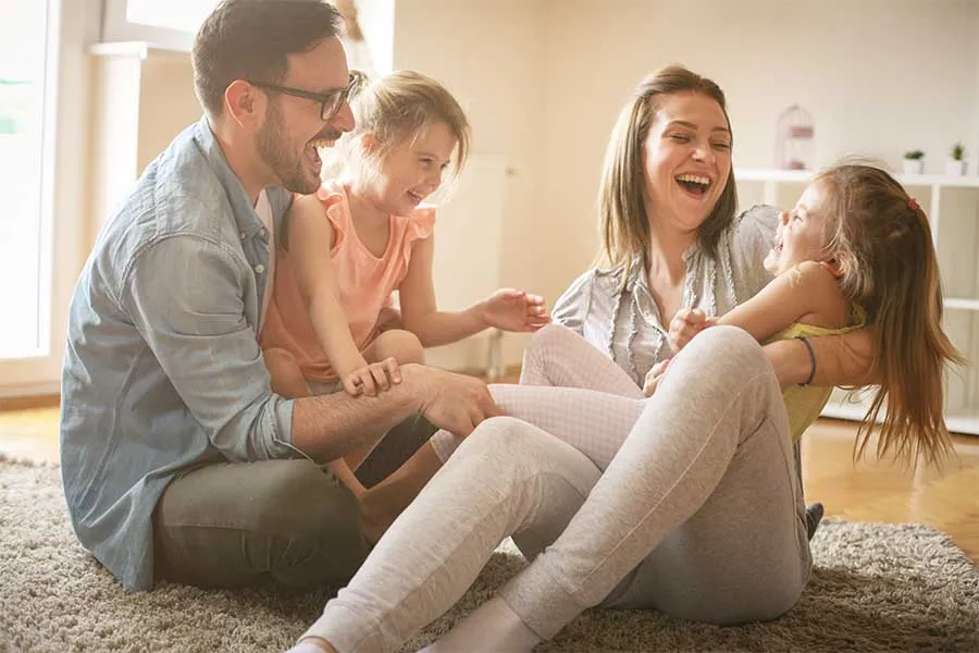 Pareja sonriente junto a un smartphone con la app 'begIA', enfatizando la importancia de la prevención de ceguera