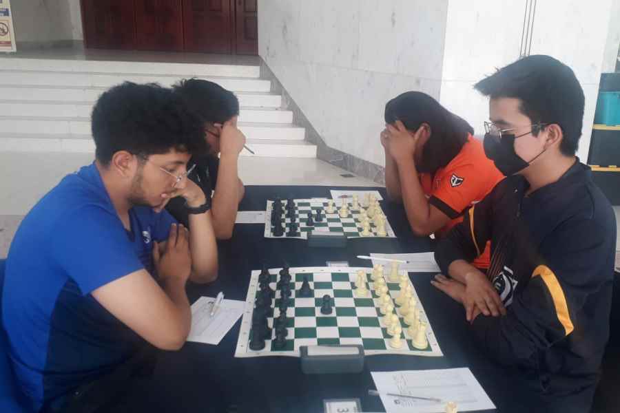 Santiago, Tamayo, miembro del equipo de ajedrez en la etapa regional del CONDEE