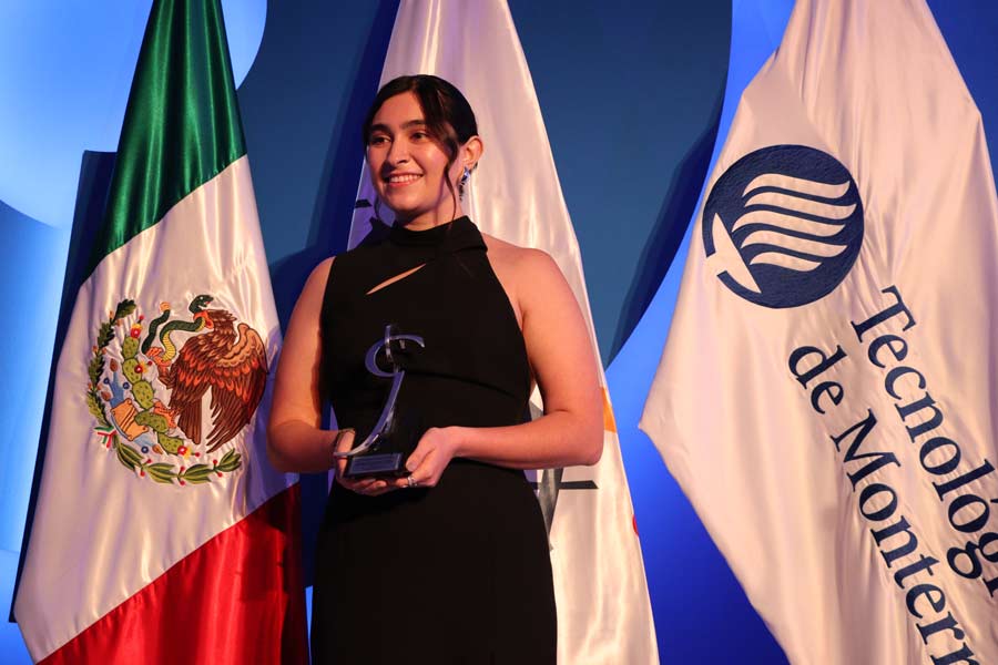 Paula García en la ceremonia del Premio Rómulo Garza 2023.