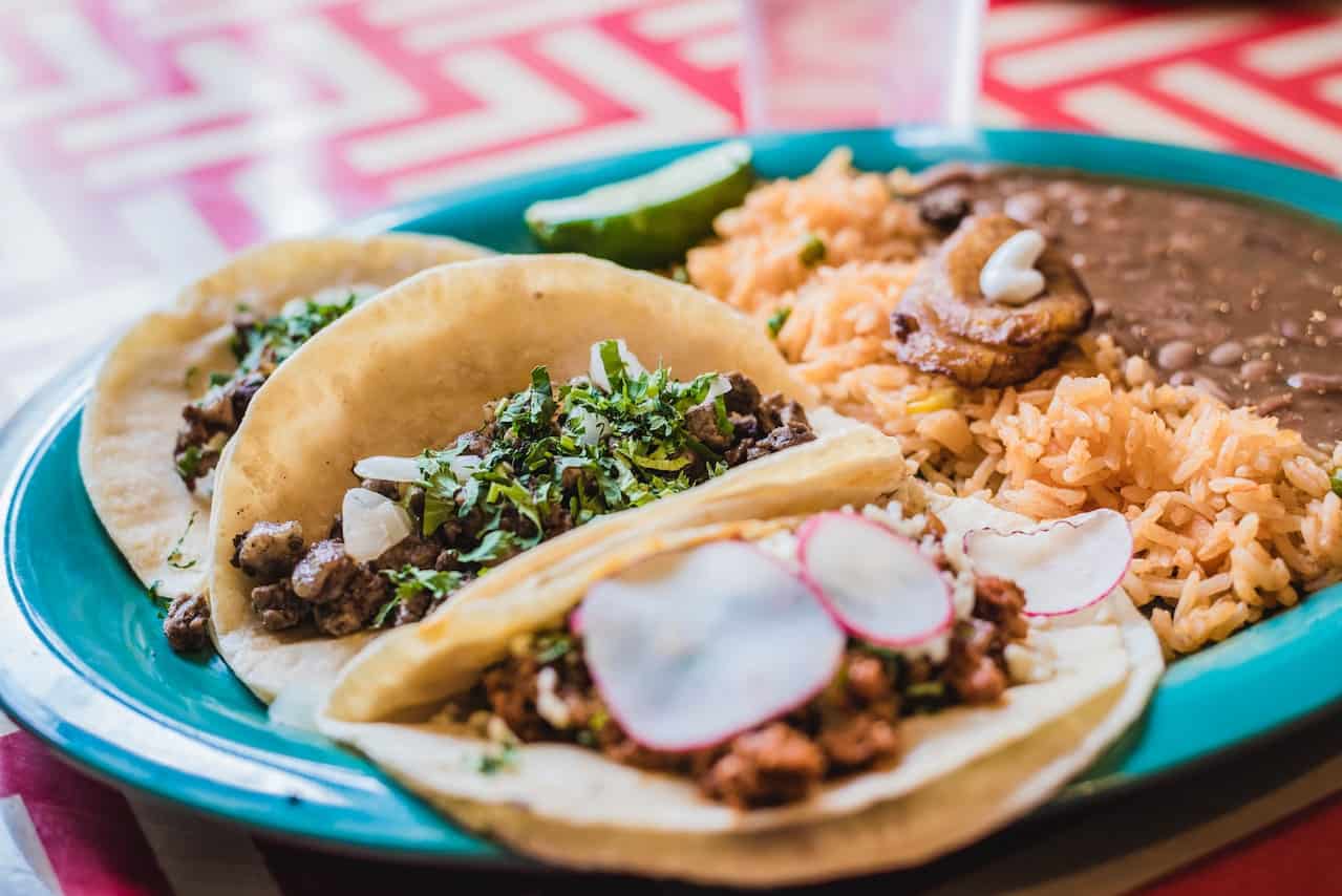 Tacos de barbacoa, uno de los platillos típicos mexicanos.