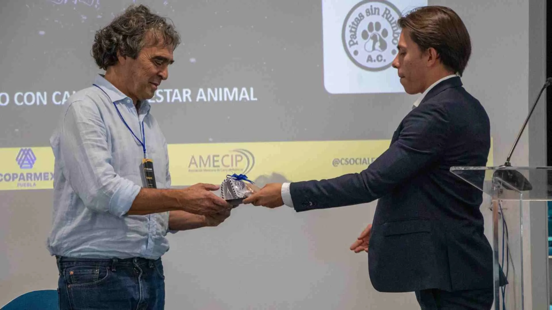 Sergio Fajardo da una plática en el Tec campus Puebla