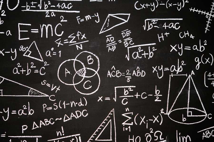 Pizarrón de distintas formulas matemáticas