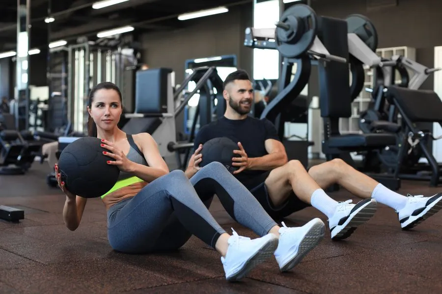 Hombre y mujer realizando ejercicio en un gimnasio