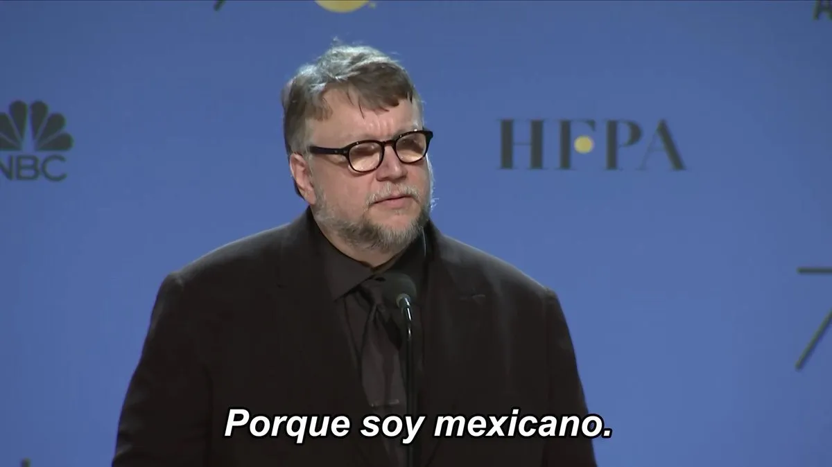 Guillermo del Toro mirando hacia un lado