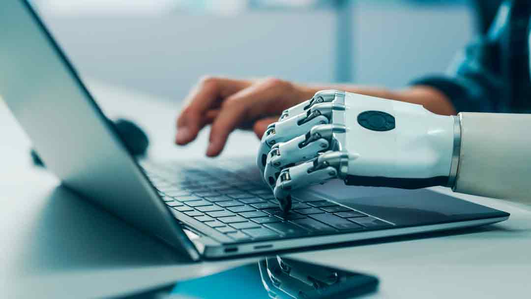 Mano humana y mano robótica trabajando por inteligencia artificial