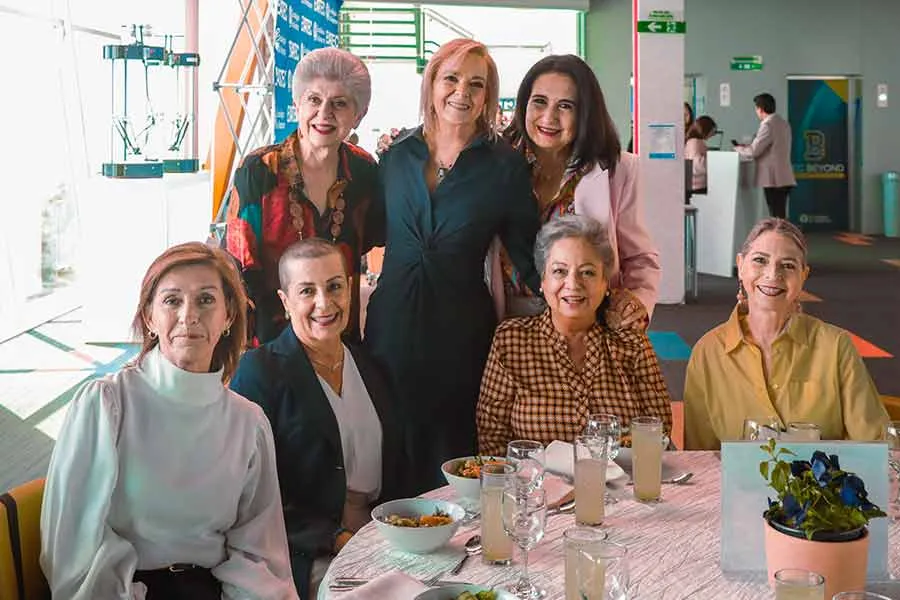 Entrega del Premio al Mérito EXATEC 2025 a María de Lourdes Cruz Russek en el campus Chihuahua, destacando su impacto social y empresarial.