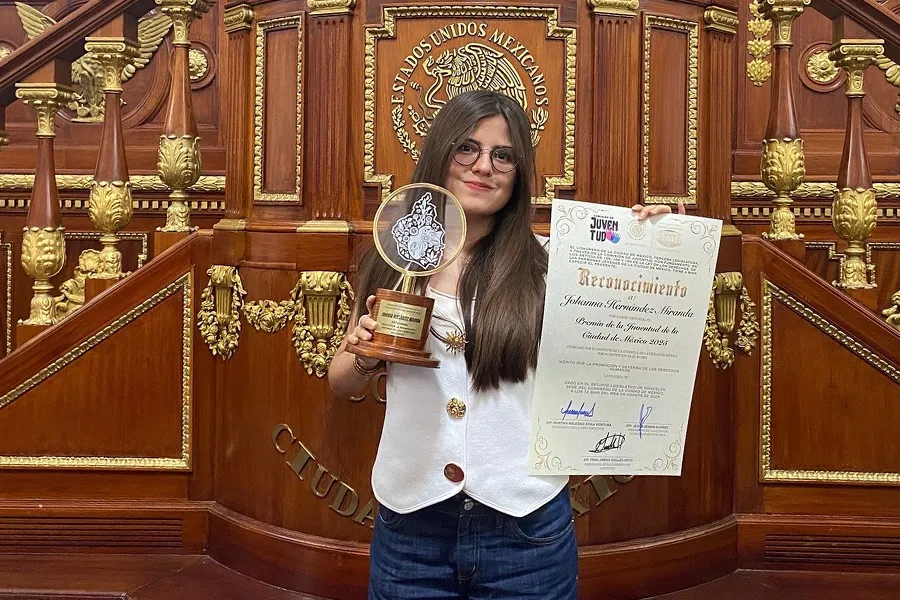 Johanna con el reconocimiento como ganadora del Premio de la Juventud de la Ciudad de México 2025.