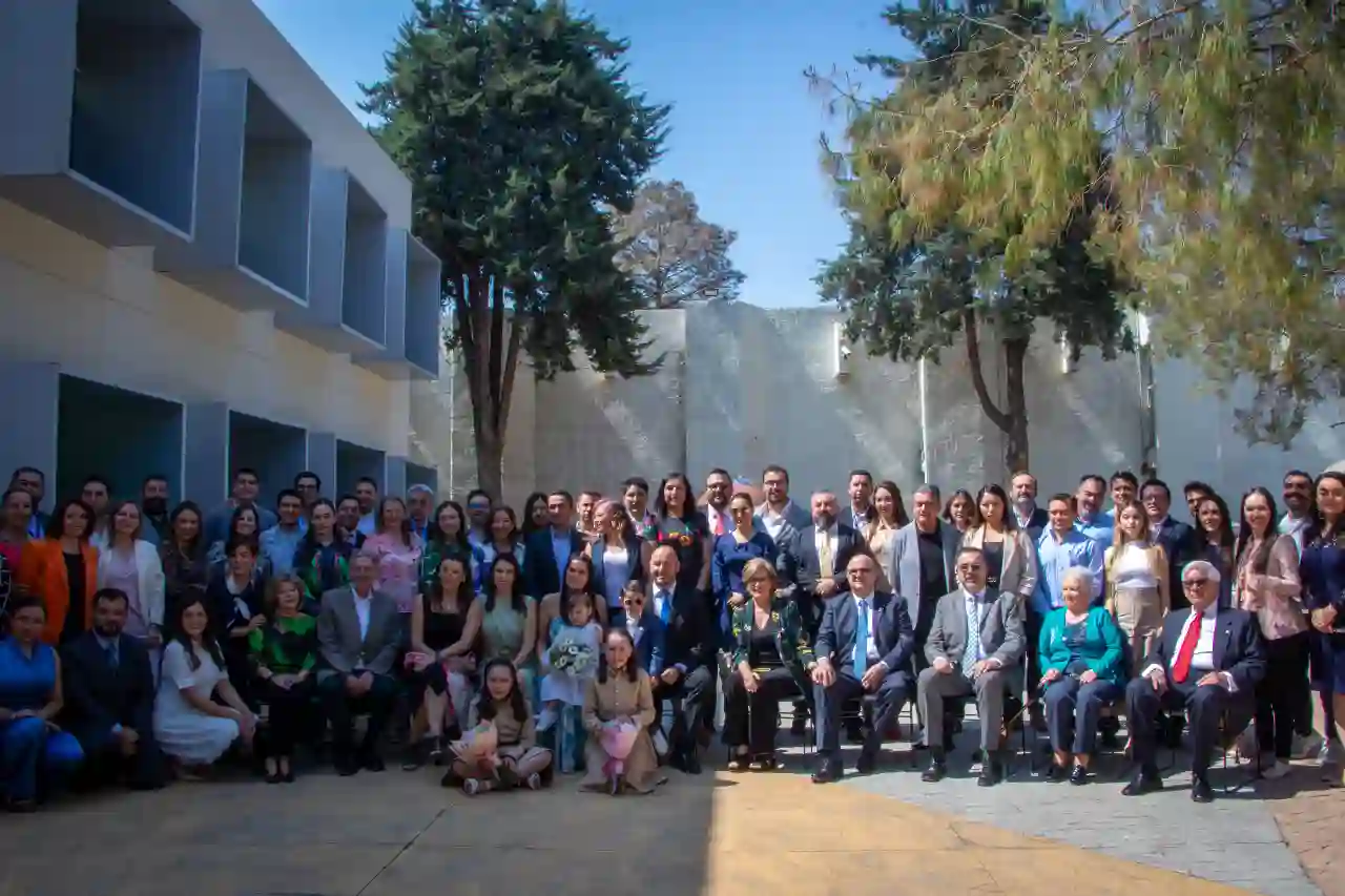 Comunidad y familia junto al ingeniero Romualdo Tellería