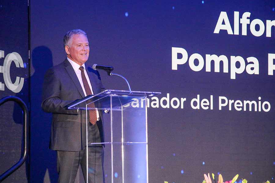 Premio Mérito EXATEC para Alfonso Pompa en el Tec Guadalajara.