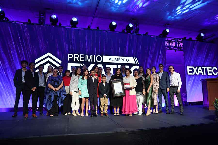Empresaria Gemma Garciarce recibió el premio Mérito EXATEC 2022 del Tec Guadalajara.