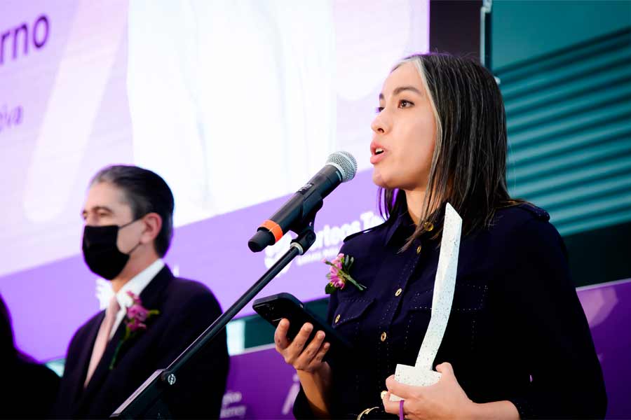 La joven recibió el Premio Mujer Tec por sus iniciativas.