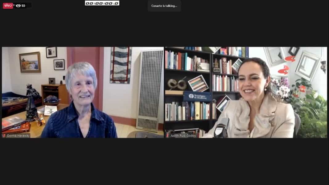 Donna Haraway y Judith Ruiz Godoy, profesora de la Escuela de Humanidades y Educación.