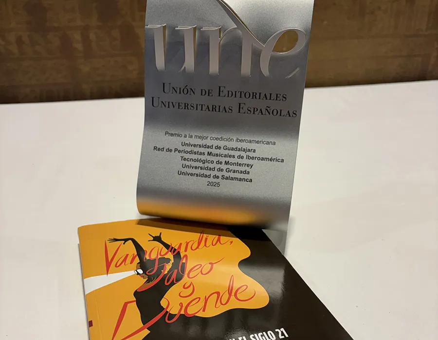 libro y estatuilla entregada