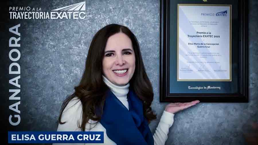 Elisa Guerra recibiendo el Premio Trayectoria EXATEC