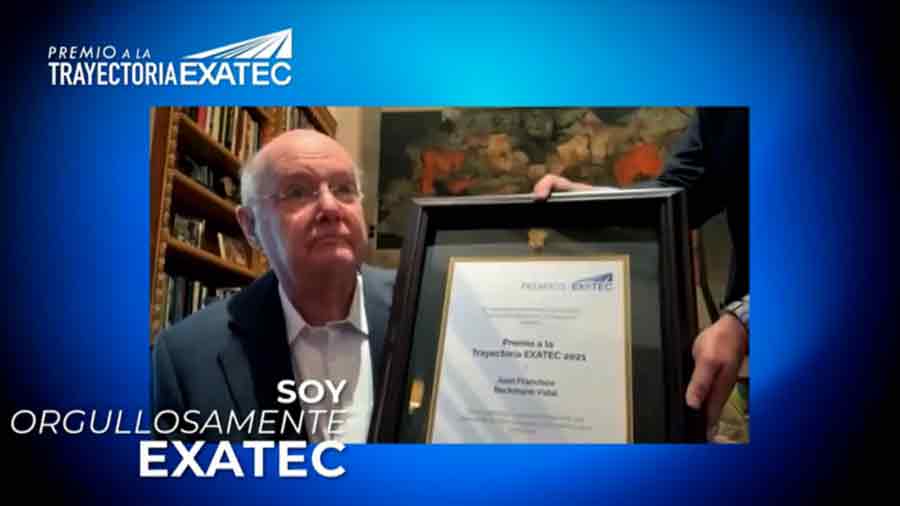 Juan Beckmann recibiendo el Premio Trayectoria EXATEC