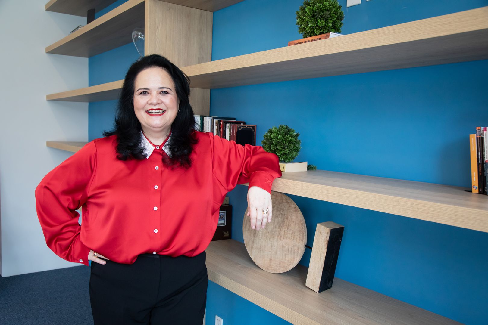 Doctora Eva Trujillo posa en oficina.