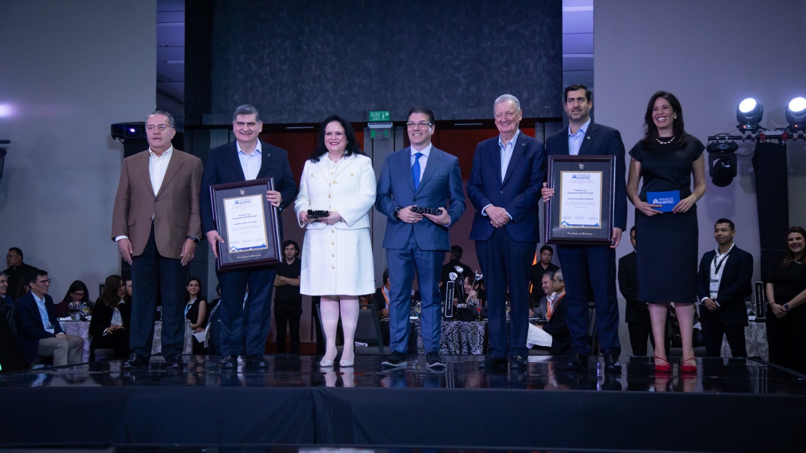 Eva Mar&iacute;a Trujillo y Javier Arturo Reyes recibieron el Premio Trayectoria EXATEC del Tec de Monterrey, reconocimiento otorgado a dos egresados cuya labor ha generado impacto en la atenci&oacute;n de la salud mental y en el liderazgo de la educaci&oacute;n superior.