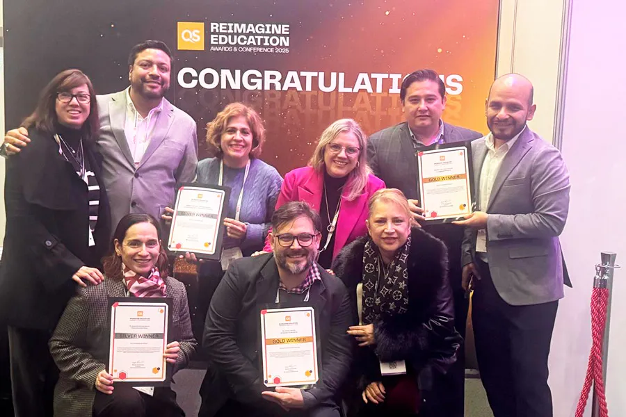 Comitiva del Tec de Monterrey posa con 4 premios obtenidos en Londres.