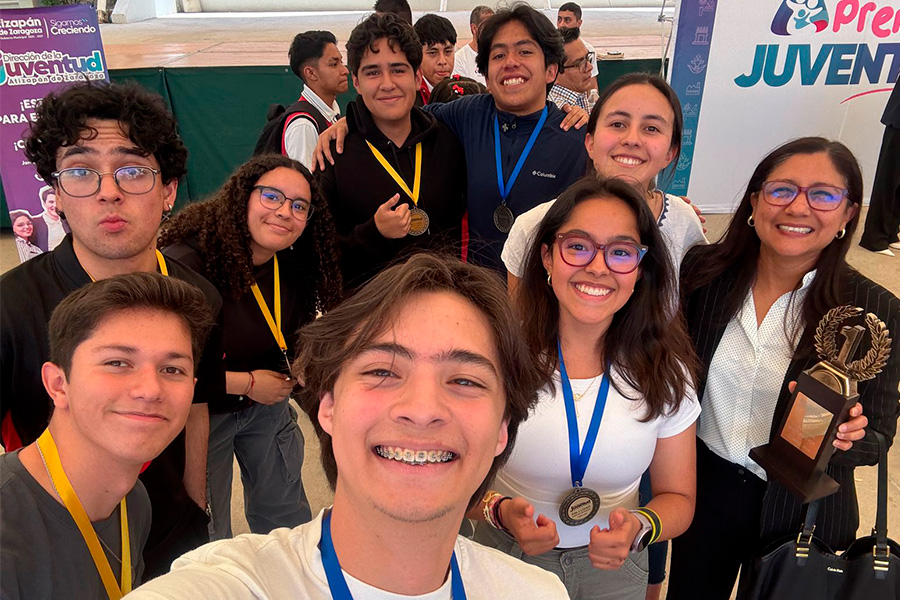 Estudiantes de PrepaTec Esmeralda con sus medallas de primer y segundo lugar en la Olimpiada Municipal de Matemáticas de Atizapán de Zaragoza.