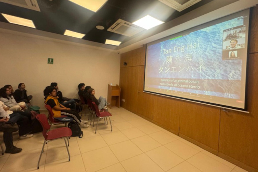 Estudiantes de PrepaTec Esmeralda en conexión con otros estudiantes de la Universidad Meio, en Japón.