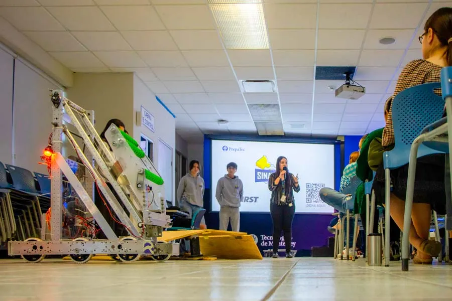 presentación de equipo Sinavolt previo a regional de robótica
