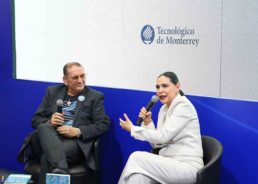 Libro Te Hace Sentido, presentado en el stand del Tec en la FIL Guadalajaara 2025.