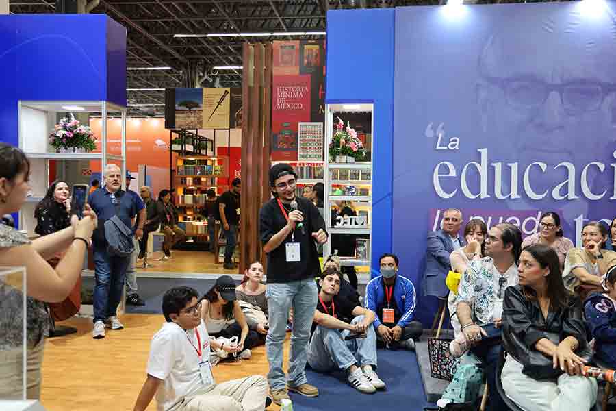 Libro Te Hace Sentido, presentado en el stand del Tec en la FIL Guadalajaara 2025.