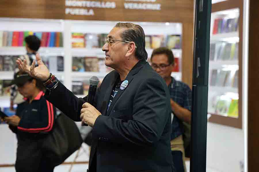 Libro Te Hace Sentido, presentado en el stand del Tec en la FIL Guadalajaara 2025.
