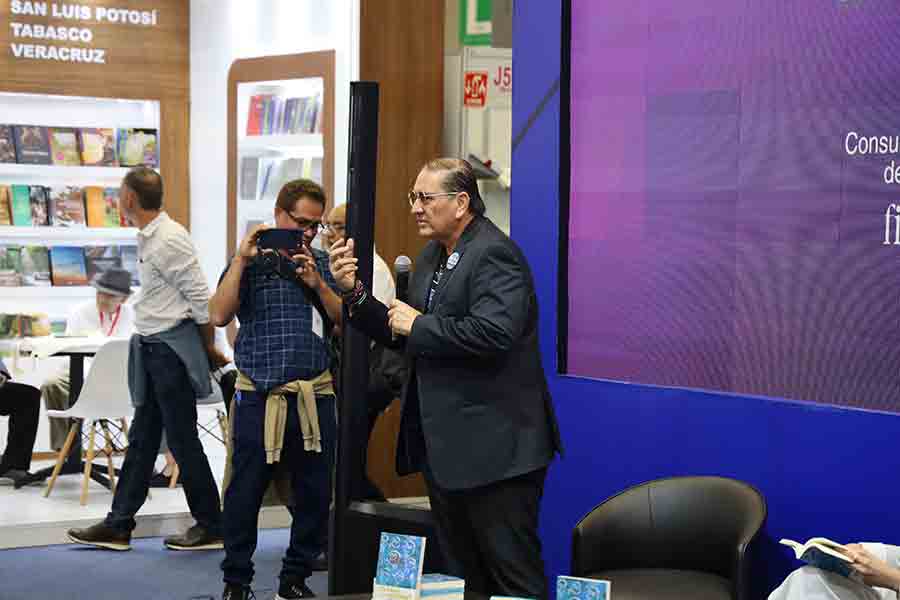 Libro Te Hace Sentido, presentado en el stand del Tec en la FIL Guadalajaara 2025.