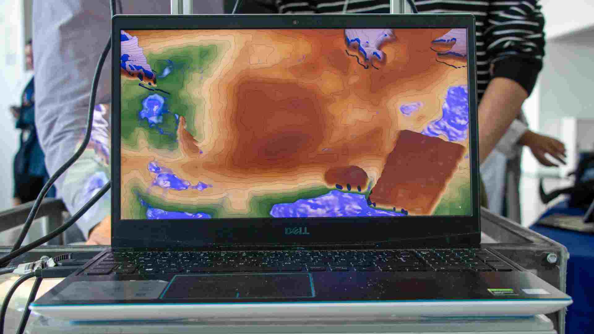 La Sandbox está conectada a una computadora que contiene el código creado