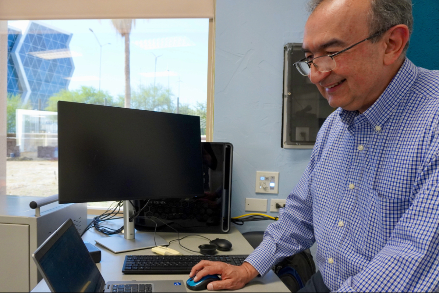 El profesor Jesús Cienfuegos en el nuevo laboratorio de IA del campus Chihuahua.