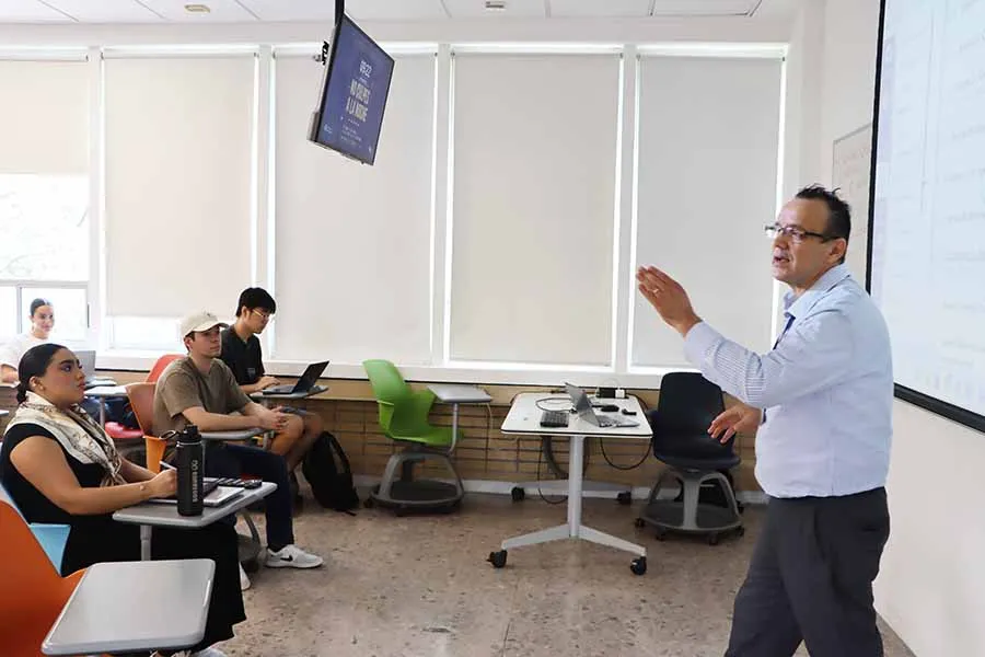 Profesor Gerardo González Lara en el salón de clases. 
