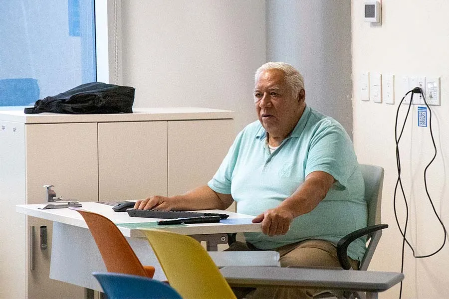 Profesor imparte clases desde su escritorio en el Tec de Monterrey campus Laguna