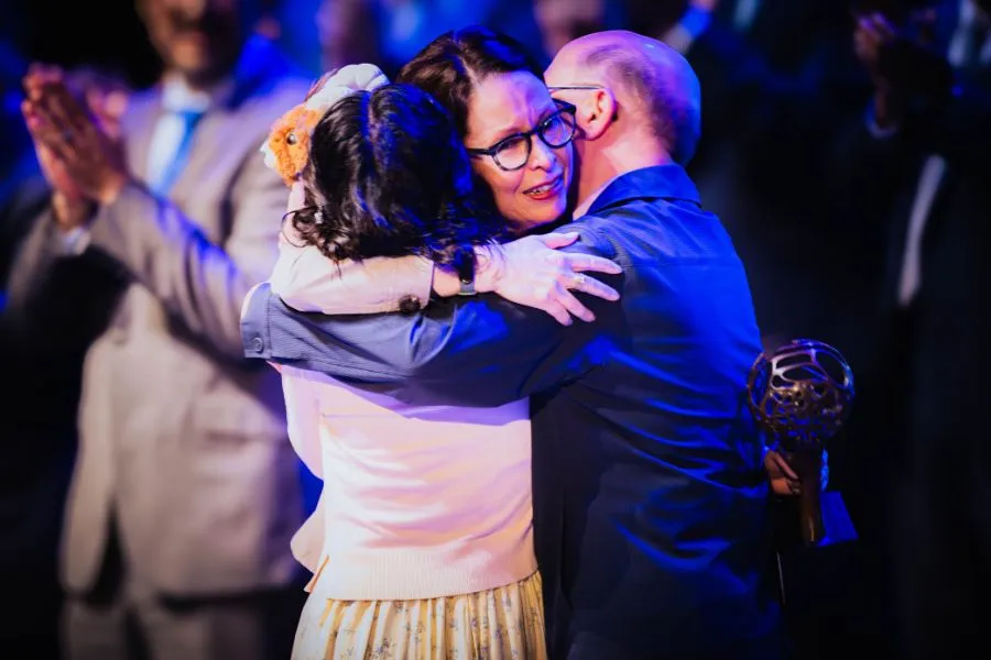 Lilian Salazar durante la ceremonia del Premio David Noel Ramírez Padilla, acompañada de colegas y familia.