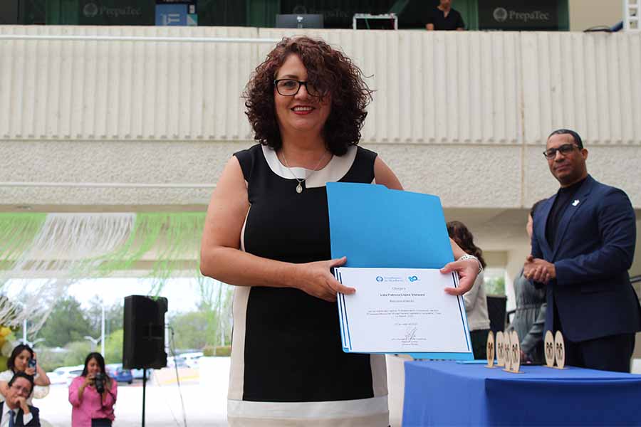 Lilia Patricia recibe reconocimiento en día del maestro