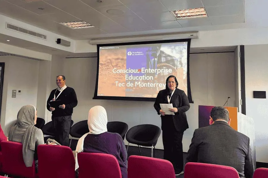 proofesore exponiendo ante jurado en londres