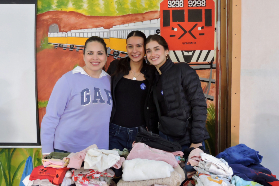 La profesora Ivone Ju&aacute;rez con sus estudiantes de la licenciatura en Estrategias y Transformaci&oacute;n de Negocios en The Street Store