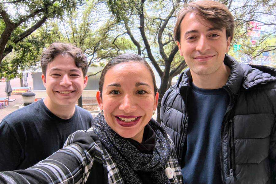 Los alumnos Ignacio Rey y Bruno Zabala, junto a la profesora Jessica Izquierdo, quienes fueron parte del Cicsco NetGames 2025