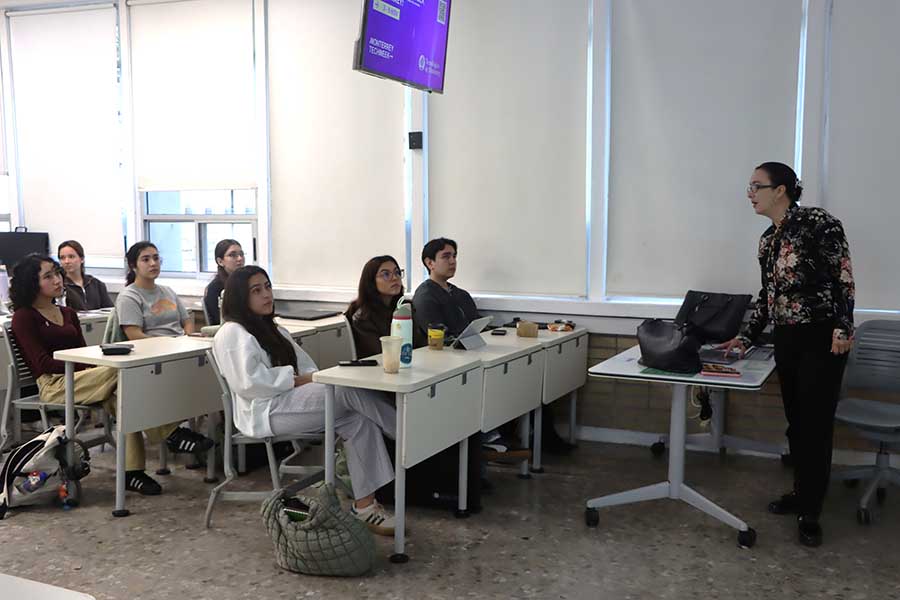 Martha Núñez, profesora del Tec, en clase de diseño.