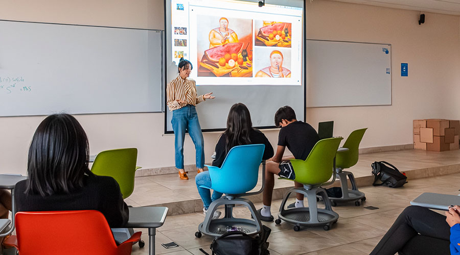 Profesora imparte clases sobre arte en el Tec de Monterrey campus Laguna