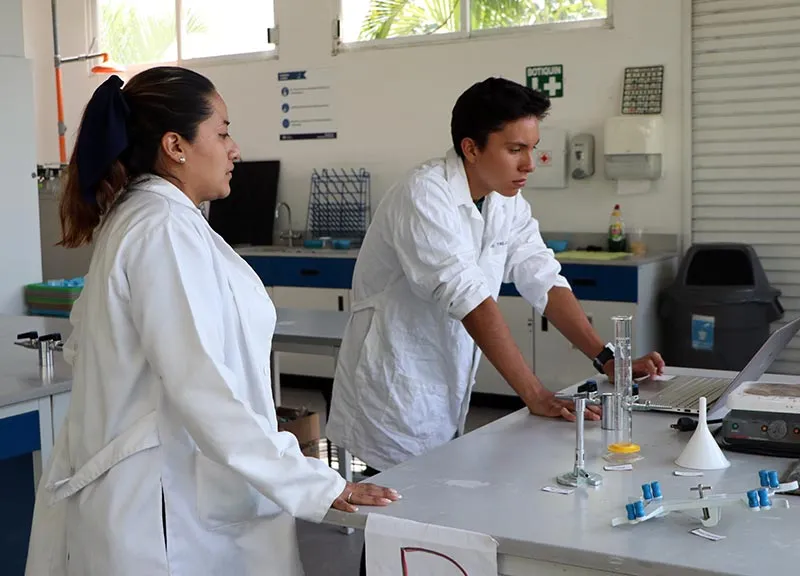 Profesoras de la PrepaTec campus Cuernavaca y Estado de México colaboraron en un proyecto de innovación educativa Novus intercampus, que busca fortalecer el aprendizaje y las habilidades científicas a través de prácticas de laboratorio virtuales.