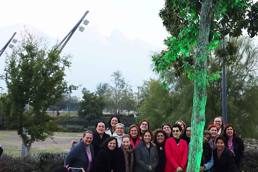 Profesoras del campus Monterrey que conforman el grupo las Barbies junto a árbol donado en Parque Central.
