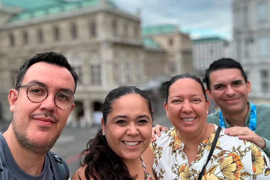 Profesora con su equipo de trabajo de PrepaTec en institución educativa de Viena, Austria