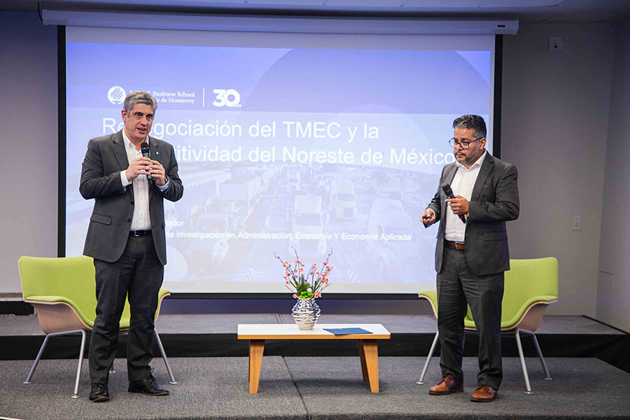 Dos conferencistas de negocios exponen sobre la renegociación del T-MEC desde un escenario