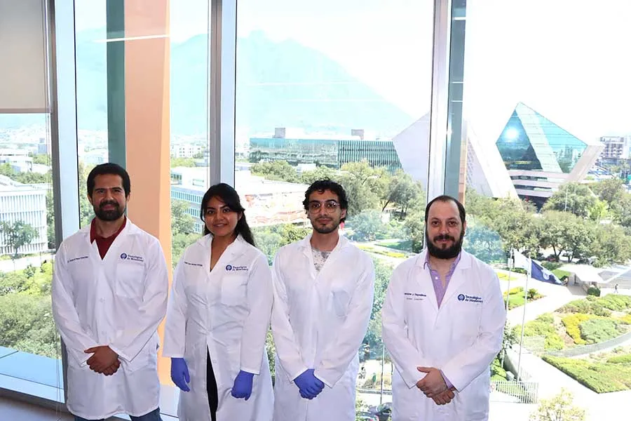 Profesores y estudiantes que participan en investigación sobre detección de cáncer en el Laboratorio de Microfluídica. 